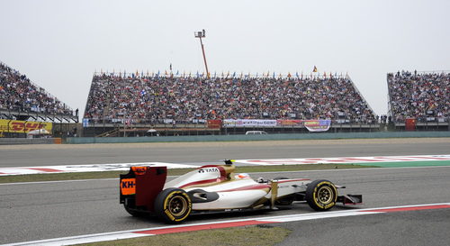 Narain Karthikeyan rueda sobre el trazado chino