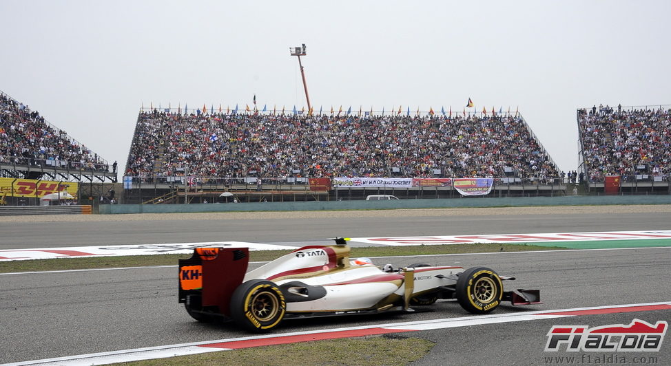 Narain Karthikeyan rueda sobre el trazado chino