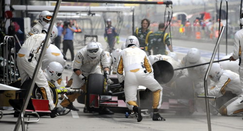 Pedro de la Rosa efectúa una parada en la carrera de China