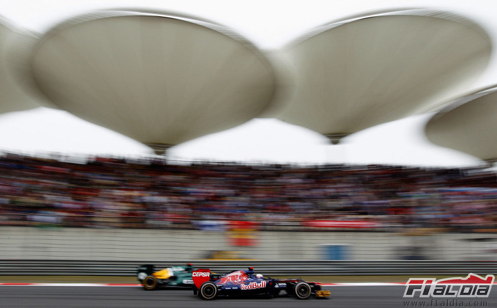 Daniel Ricciardo adelanta a un Caterham en China