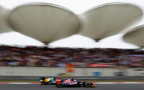 Daniel Ricciardo adelanta a un Caterham en China