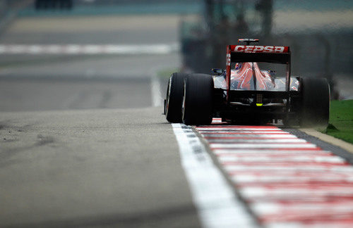 Vista trasera del STR7 de Daniel Ricciardo en el GP de China