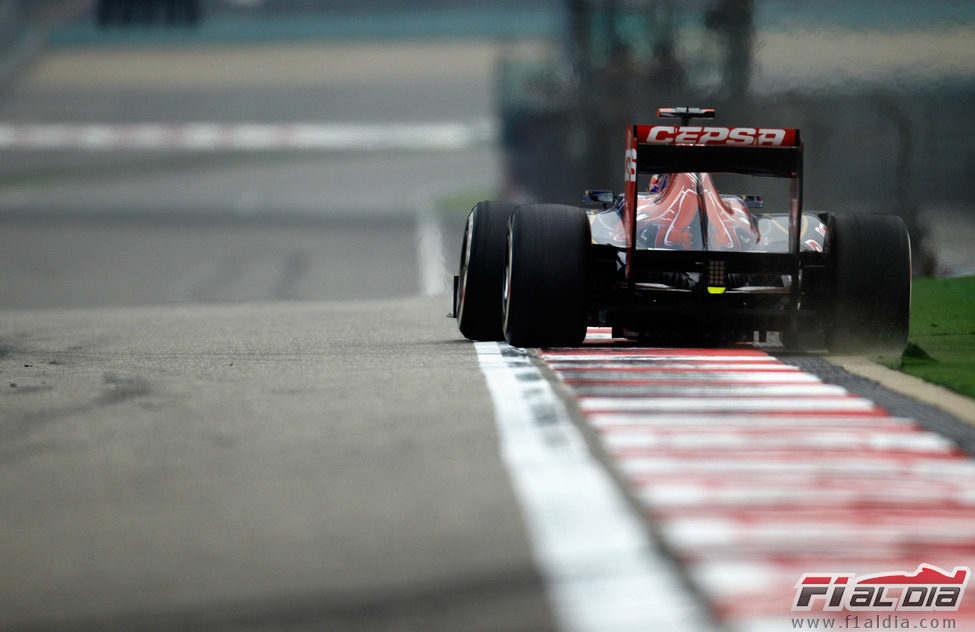 Vista trasera del STR7 de Daniel Ricciardo en el GP de China
