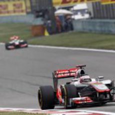 Jenson Button, por delante de Lewis Hamilton en Shanghái