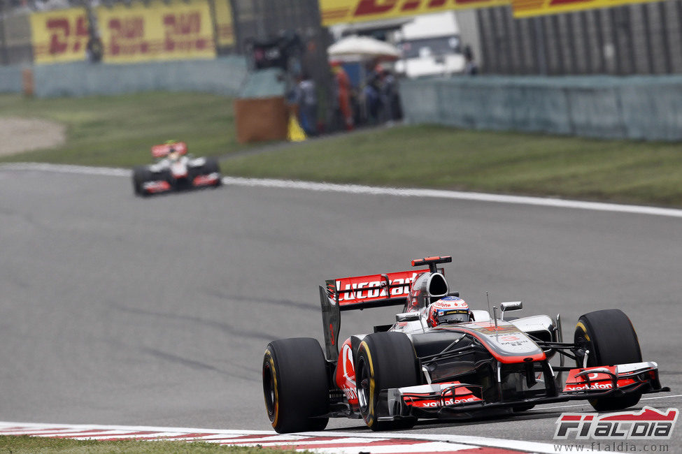 Jenson Button, por delante de Lewis Hamilton en Shanghái