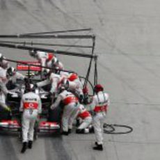 Parada en boxes para Lewis Hamilton en la carrera de China