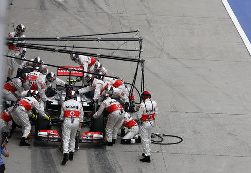 Parada en boxes para Lewis Hamilton en la carrera de China