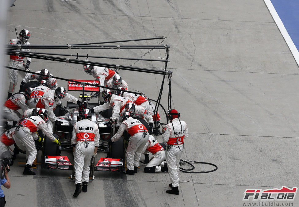 Parada en boxes para Lewis Hamilton en la carrera de China