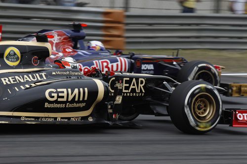 Kimi Räikkönen trata de mantener posición en Shanghái