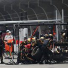 Kimi Räikkönen realiza un  'pit stop' en Shanghái