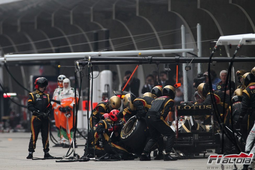 Kimi Räikkönen realiza un  'pit stop' en Shanghái