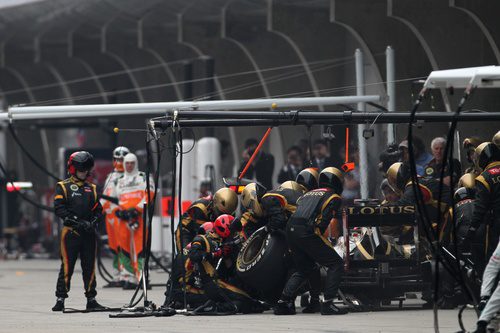 Kimi Räikkönen realiza un  'pit stop' en Shanghái