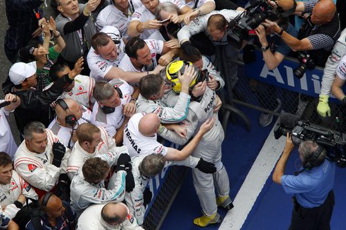 Nico Rosberg celebra la victoria del GP de China con sus mecánicos
