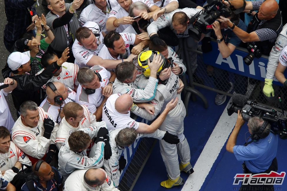 Nico Rosberg celebra la victoria del GP de China con sus mecánicos