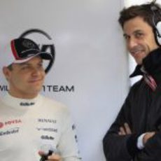 Valtteri Bottas charla con Toto Wolff en el box de Williams