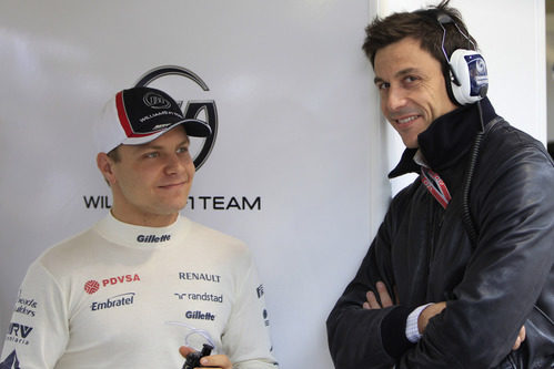 Valtteri Bottas charla con Toto Wolff en el box de Williams