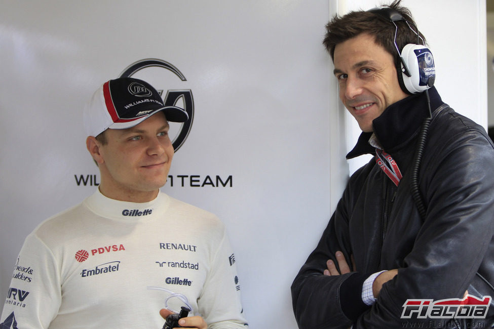 Valtteri Bottas charla con Toto Wolff en el box de Williams