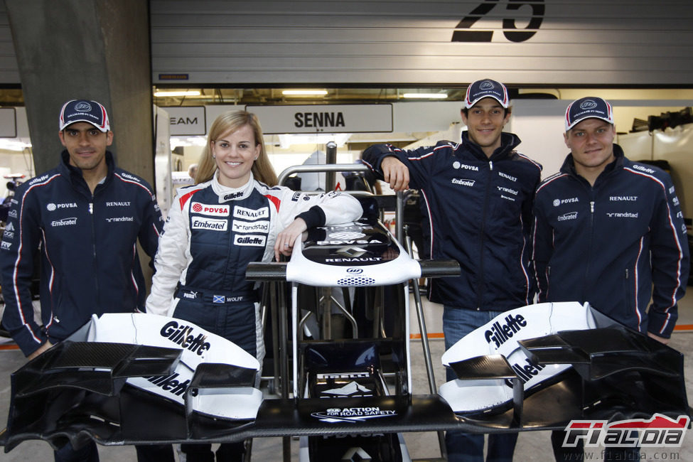 Pastor Maldonado, Susie Wolff, Bruno Senna y Valtteri Bottas posan en el box