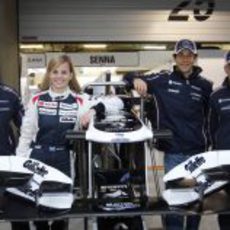 Pastor Maldonado, Susie Wolff, Bruno Senna y Valtteri Bottas posan en el box