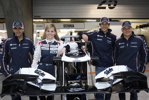 Pastor Maldonado, Susie Wolff, Bruno Senna y Valtteri Bottas posan en el box