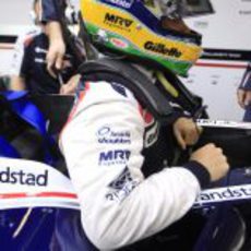 Bruno Senna se prepara para entrar en el FW34