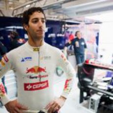 Daniel Ricciardo en el box de Toro Rosso en el Gran Premio de China