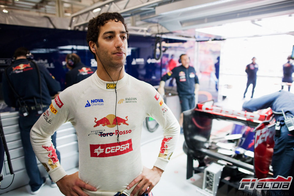 Daniel Ricciardo en el box de Toro Rosso en el Gran Premio de China