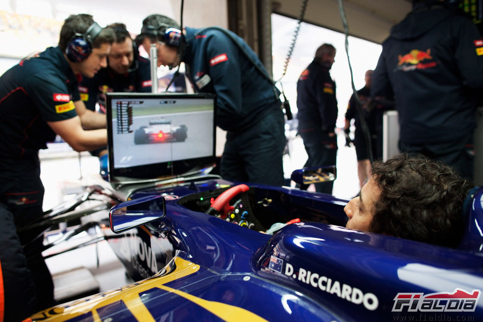 Daniel Ricciardo admira las evoluciones de sus compañeros