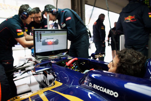 Daniel Ricciardo admira las evoluciones de sus compañeros