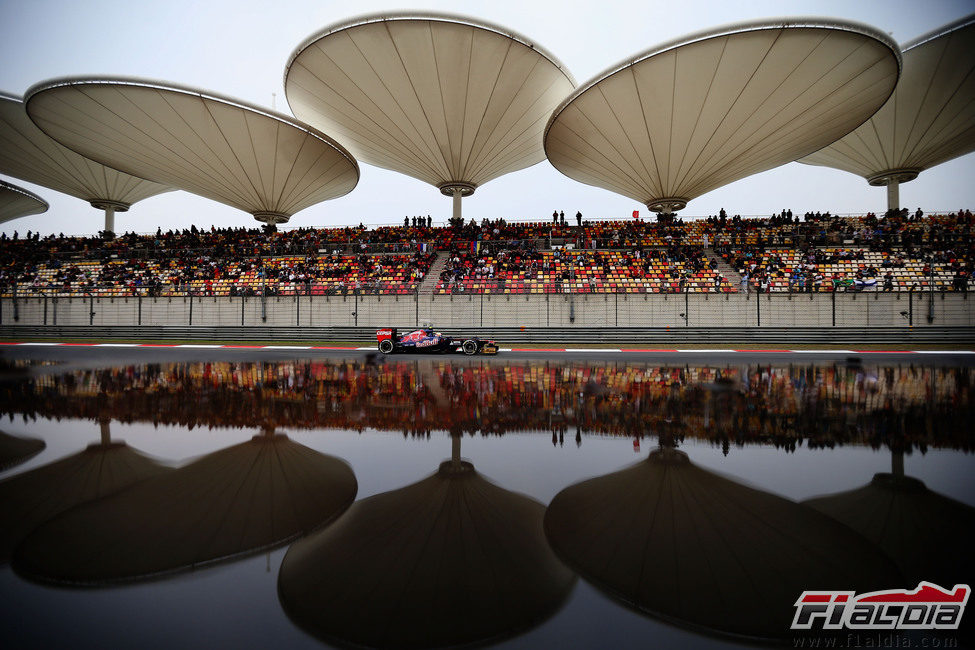 Jean-Eric-Vergne pasa por la tribuna de la recta de Shanghái