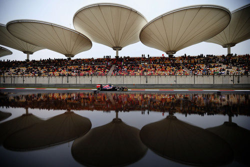 Jean-Eric-Vergne pasa por la tribuna de la recta de Shanghái