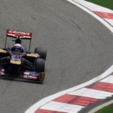 Daniel Ricciardo rueda en los libres 3 del Gran Premio de China 2012