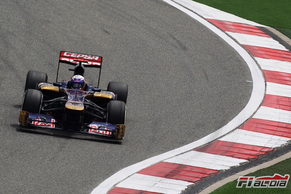 Daniel Ricciardo rueda en los libres 3 del Gran Premio de China 2012