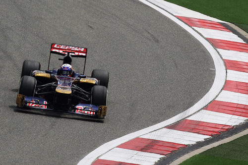 Daniel Ricciardo rueda en los libres 3 del Gran Premio de China 2012