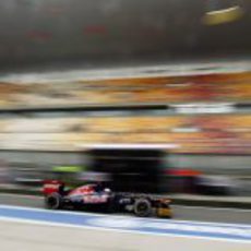 Daniel Ricciardo enfila el box con su Toro Rosso