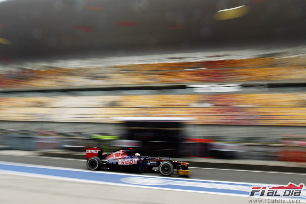 Daniel Ricciardo enfila el box con su Toro Rosso