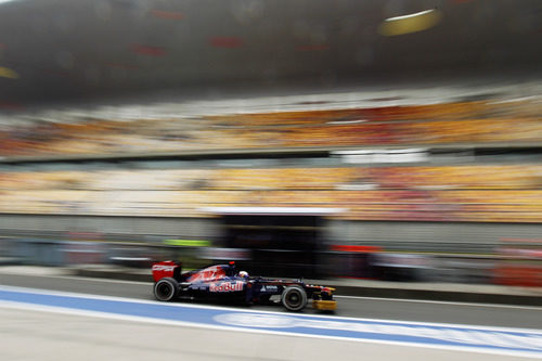 Daniel Ricciardo enfila el box con su Toro Rosso