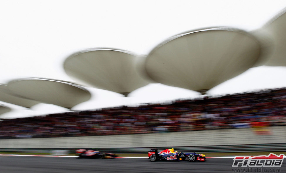 Mark Webber adelanta en China