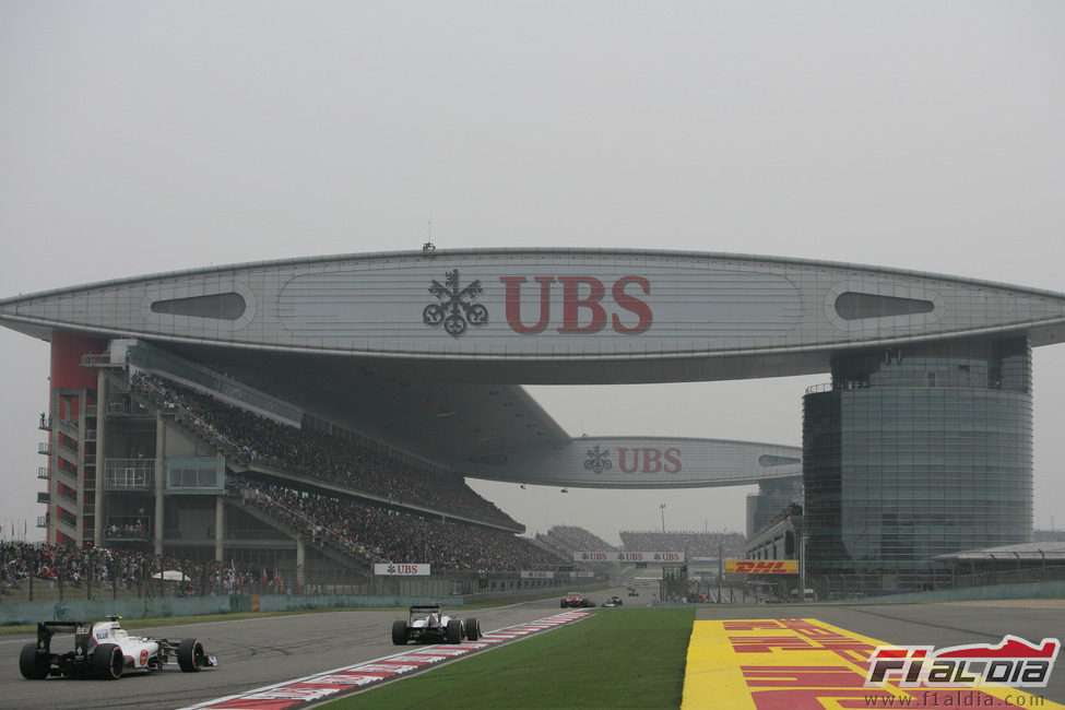 Los dos Sauber encaran la recta principal del circuito de China