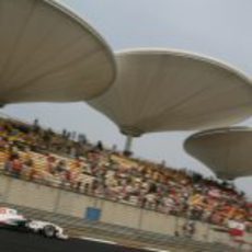 Kamui Kobayashi rueda con el Sauber en los libres del Gran Premio de China