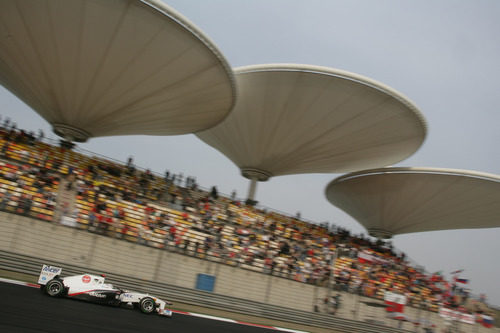 Kamui Kobayashi rueda con el Sauber en los libres del Gran Premio de China