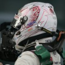 Kamui Kobayashi sale de su monoplaza en China