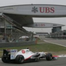 Kamui Kobayashi toma la última curva del circuito de China