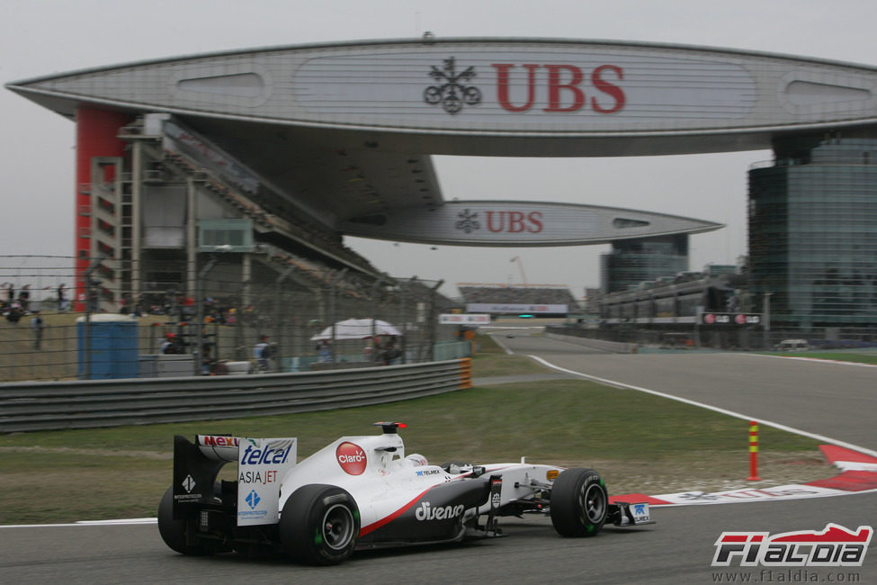 Kamui Kobayashi toma la última curva del circuito de China