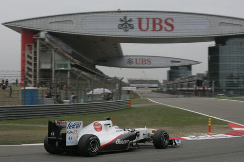 Kamui Kobayashi toma la última curva del circuito de China