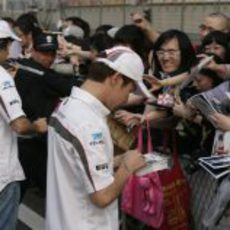 Los pilotos de Sauber atienden a los fans en China