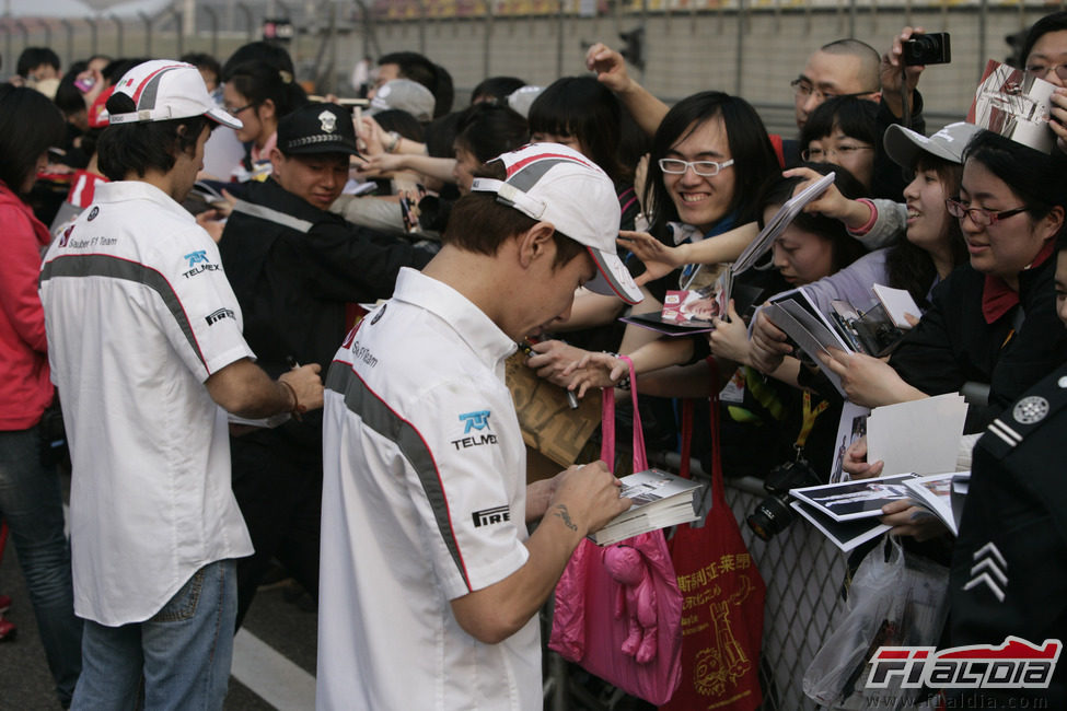 Los pilotos de Sauber atienden a los fans en China