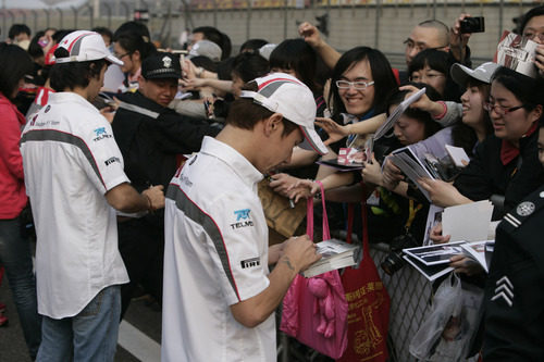 Los pilotos de Sauber atienden a los fans en China