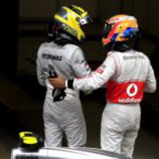 Lewis Hamilton felicita a Nico Rosberg por su victoria en Shanghái