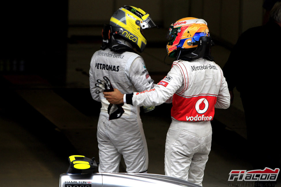 Lewis Hamilton felicita a Nico Rosberg por su victoria en Shanghái